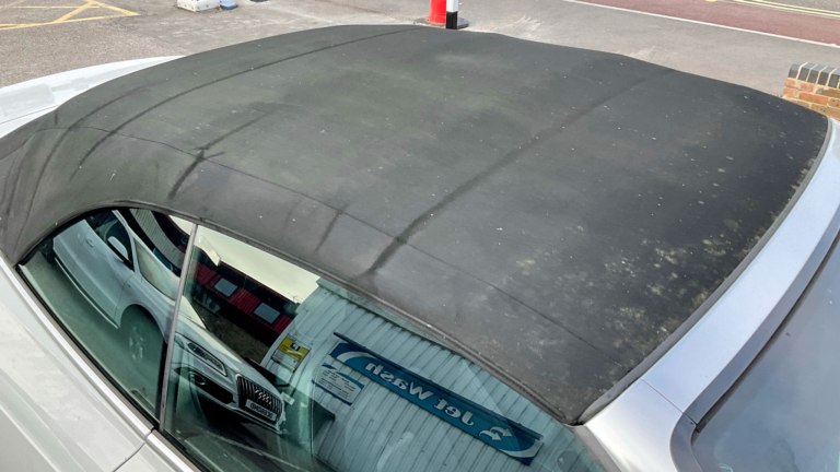 Wear marks on a cabriolet roof.